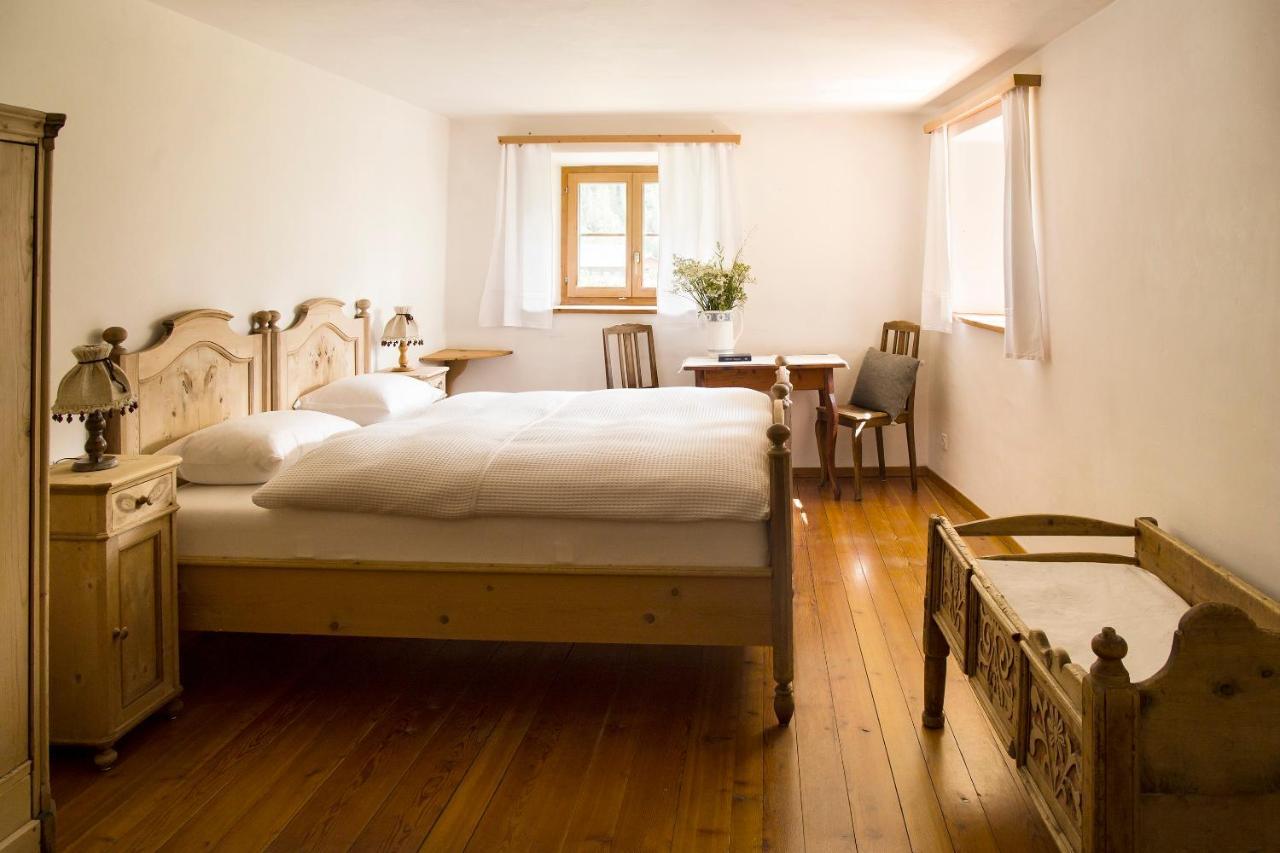 Hotel Chasa Chalavaina Mustair Room photo