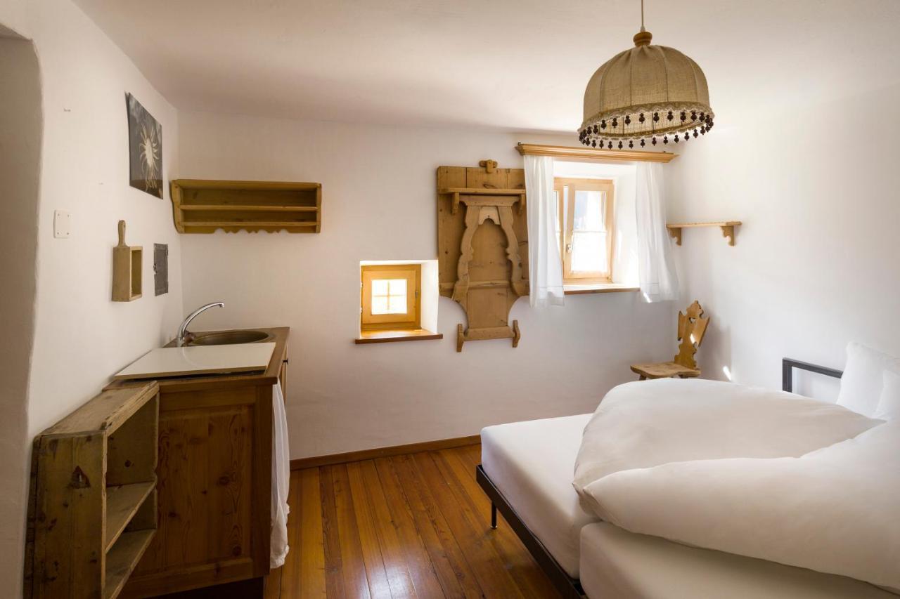 Hotel Chasa Chalavaina Mustair Room photo