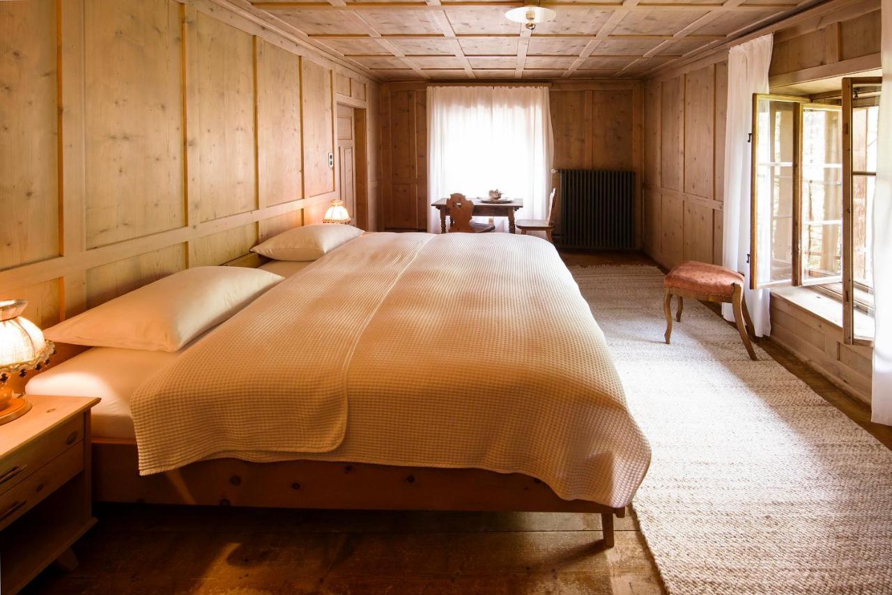Hotel Chasa Chalavaina Mustair Room photo