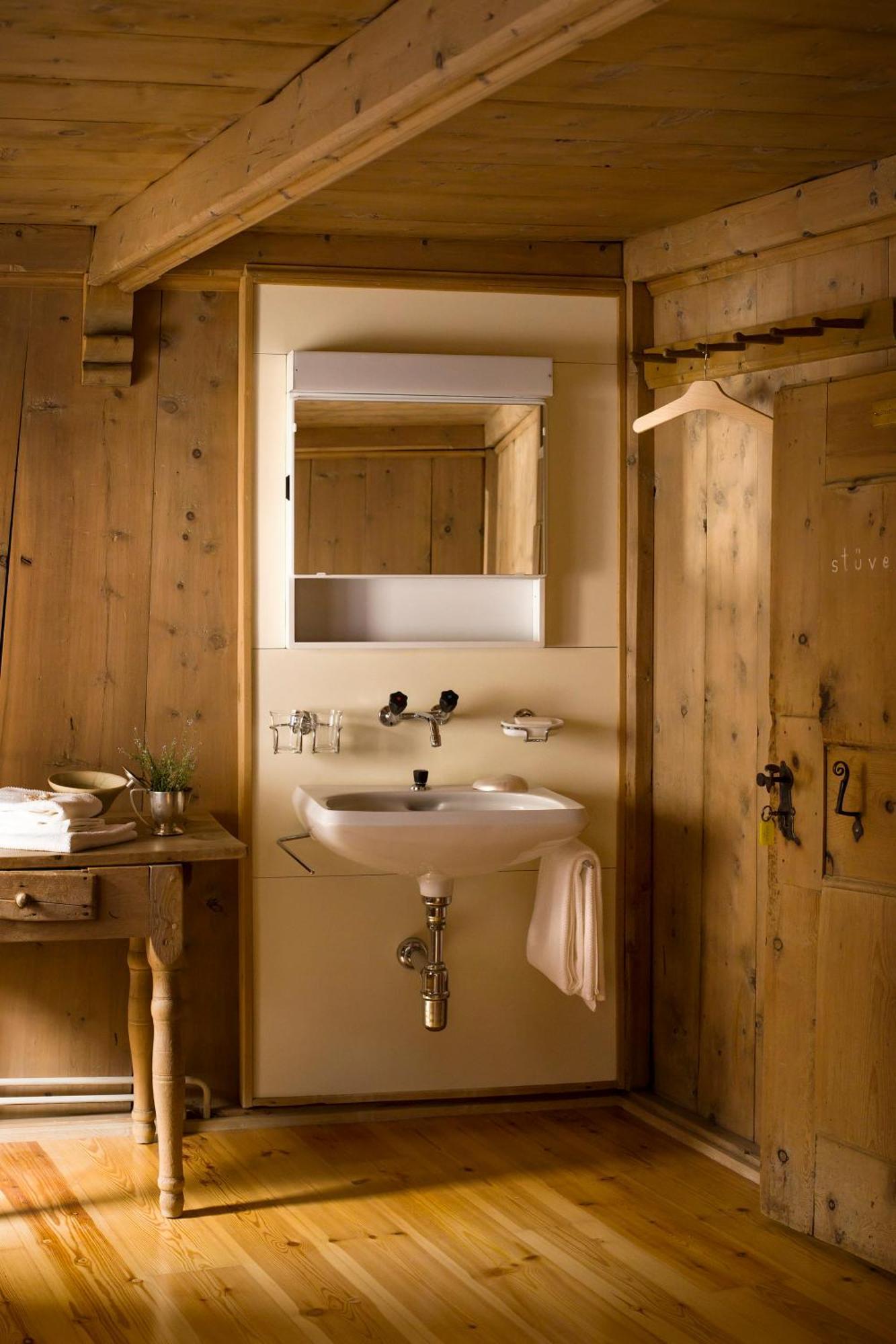 Hotel Chasa Chalavaina Mustair Room photo