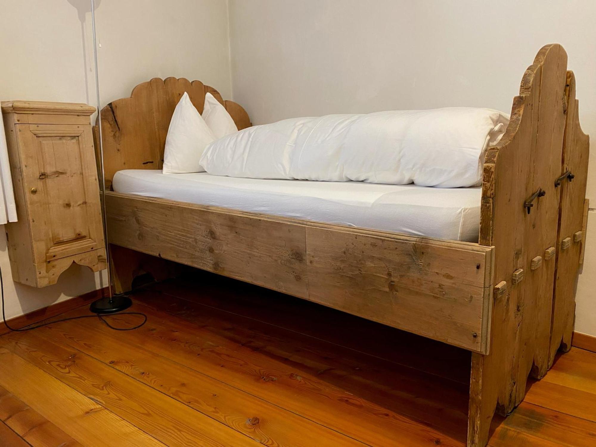 Hotel Chasa Chalavaina Mustair Room photo