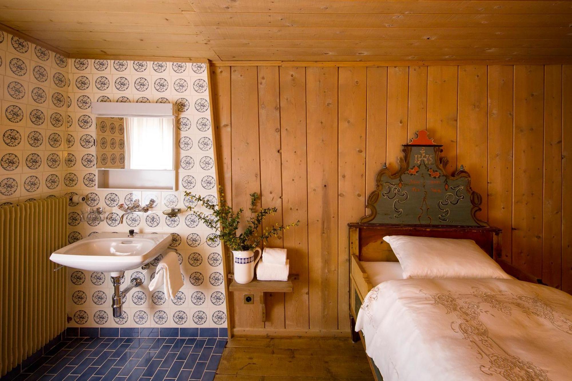 Hotel Chasa Chalavaina Mustair Room photo