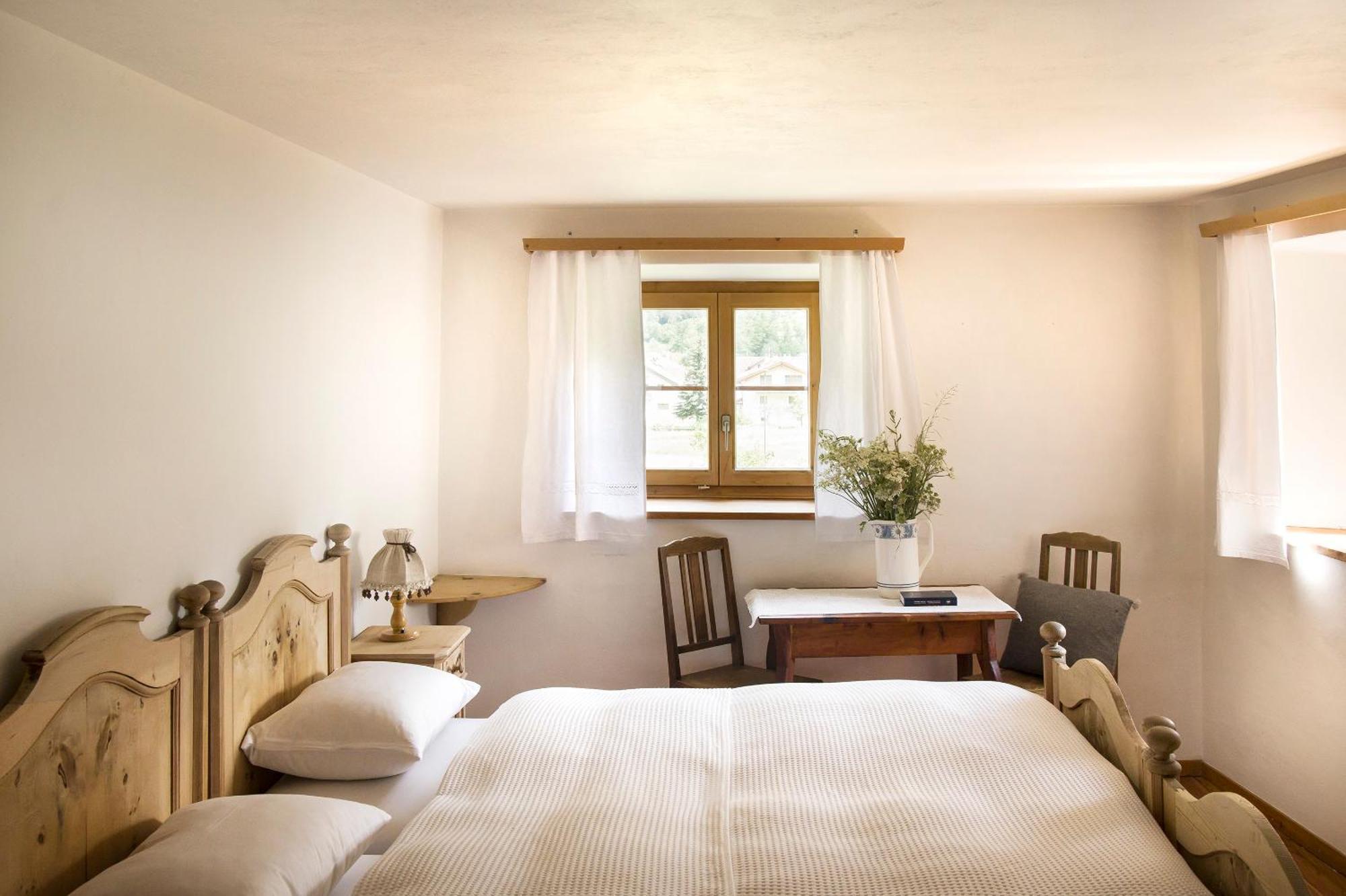 Hotel Chasa Chalavaina Mustair Room photo