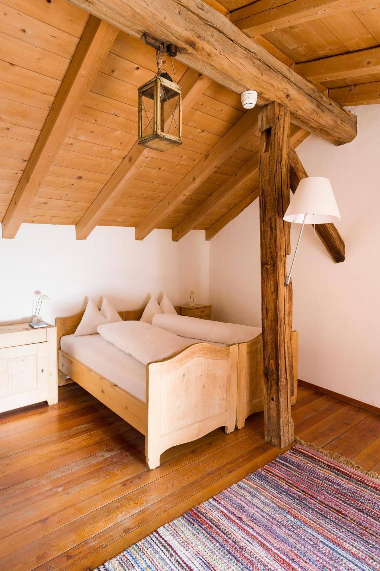Hotel Chasa Chalavaina Mustair Room photo