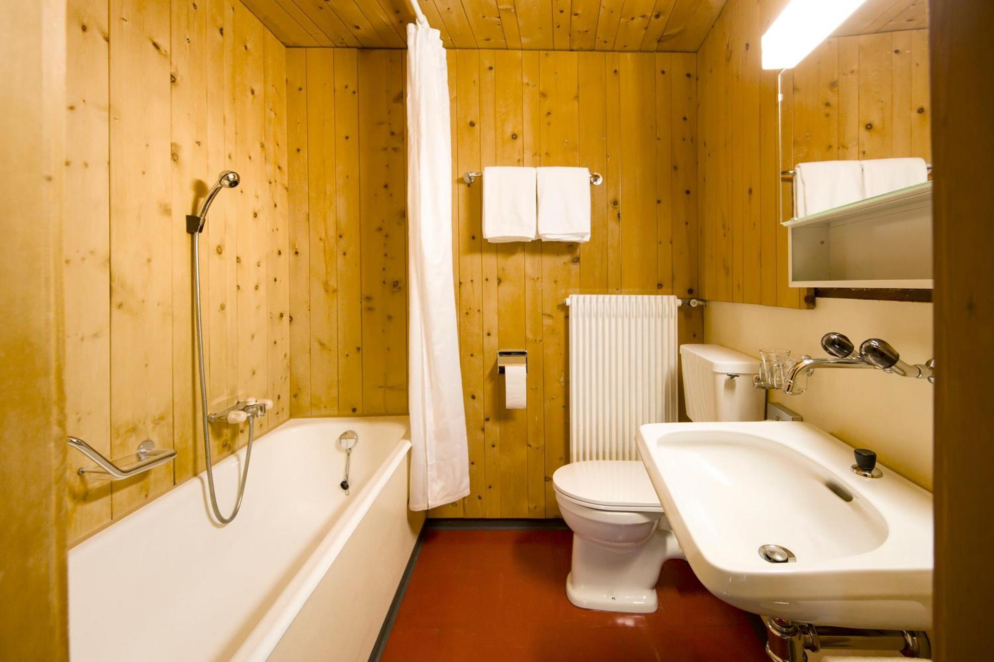 Hotel Chasa Chalavaina Mustair Room photo