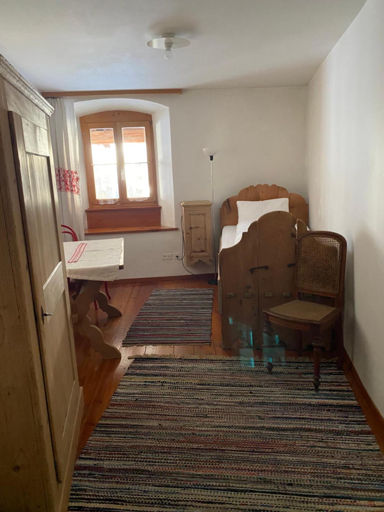 Hotel Chasa Chalavaina Mustair Room photo