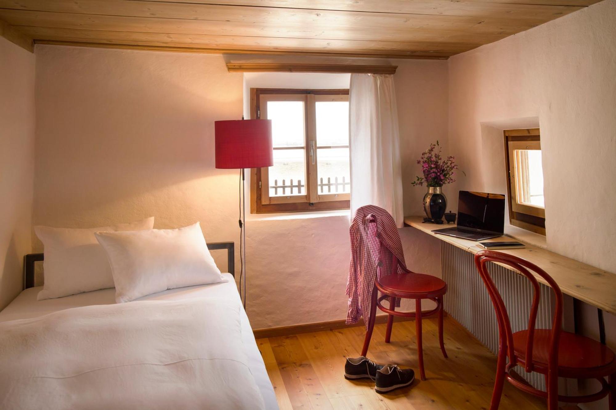 Hotel Chasa Chalavaina Mustair Room photo