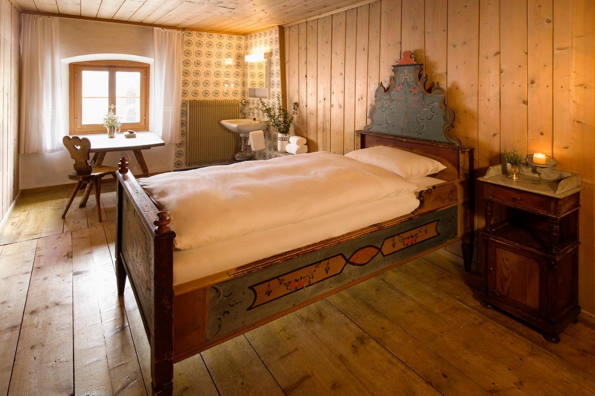 Hotel Chasa Chalavaina Mustair Room photo