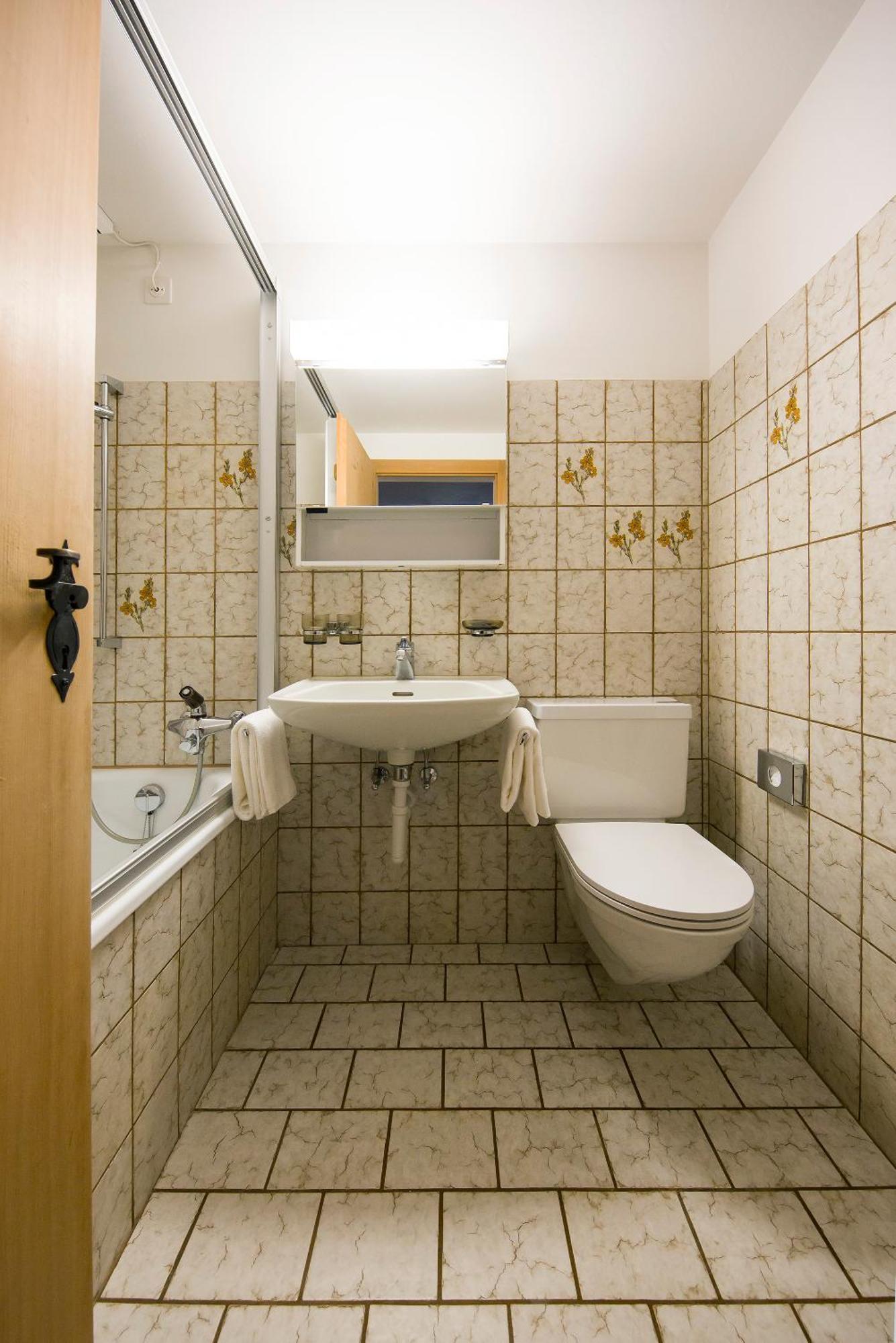 Hotel Chasa Chalavaina Mustair Room photo